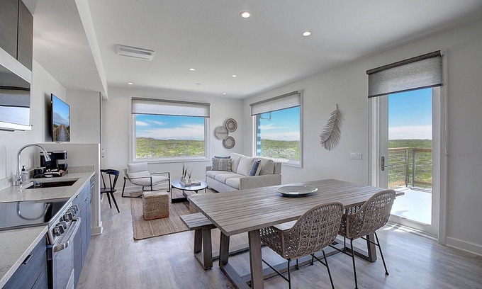 Corpus Christi Condo | Spacious Condo- Private Walkable Beach Access, On-site Pool
