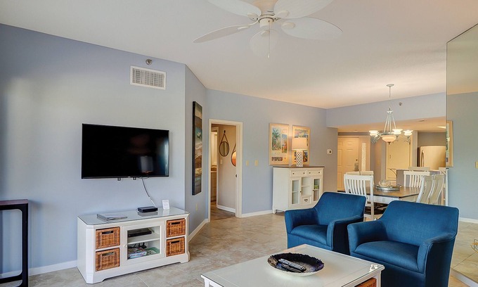 Palmetto Dunes Condo | Spacious condo with pool, hot tub, easy beach access, W/D & updated kitchen