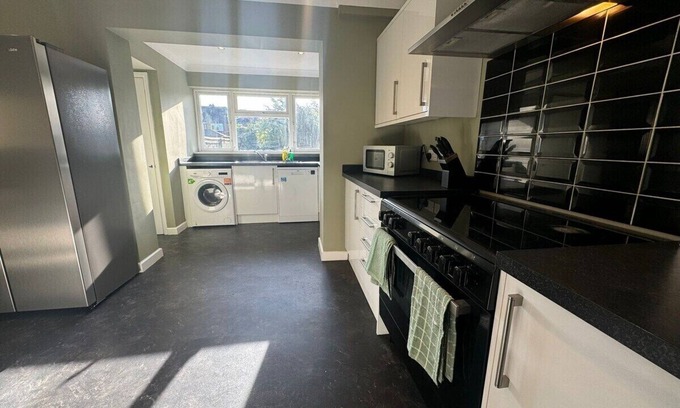 Swindon Apartment | Spacious Contractor Accommodation