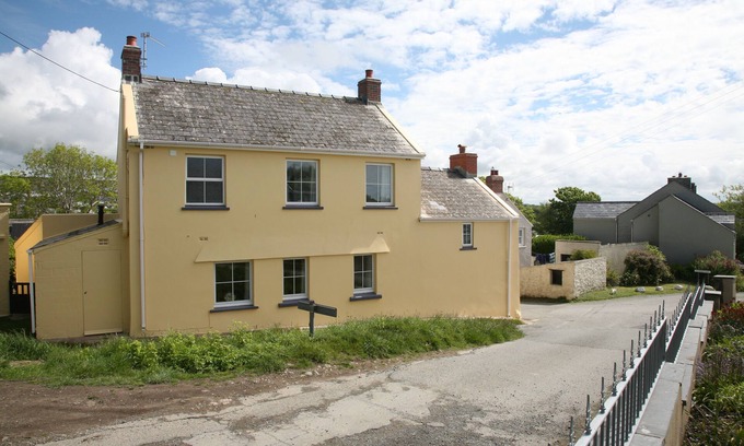 Solva Cottage | Spacious, cosy home on the Pembs coastal path, close to St. Davids and beaches