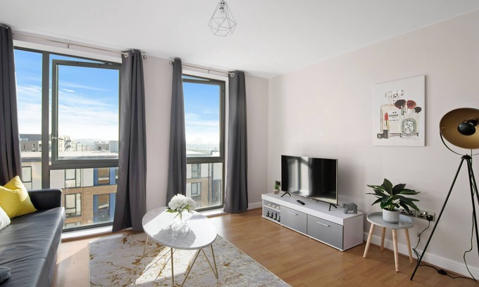 Whittington Apartment | ✪ Spacious Cosy ✪ Netflix ✪ Parking ✪ Colindale St