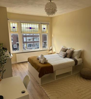 Laak House | Spacious Cosy Room With Private Bathroom
