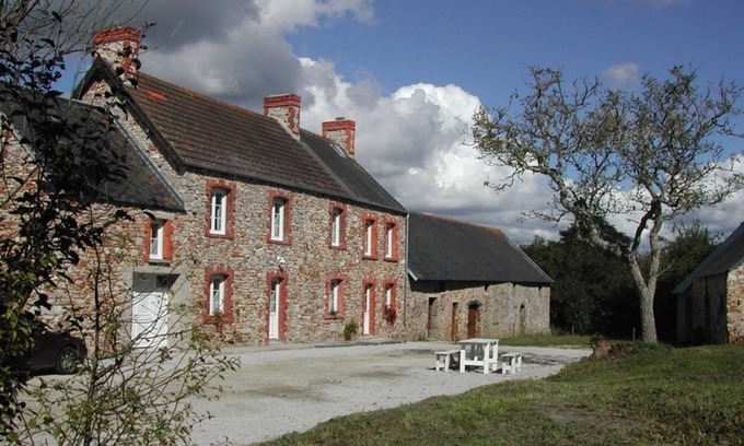 Le Valdecie Cottage | Spacious Cottage in Bricquebec-en-Cotentin: BBQ, Garden, WiFi, Fireplace, Pets OK
