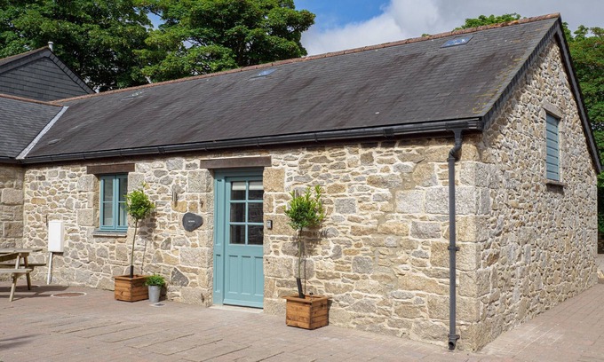 Falmouth Cottage | Spacious cottage, sleeps 6, shared pool/hot tub nr Falmouth/Helford River