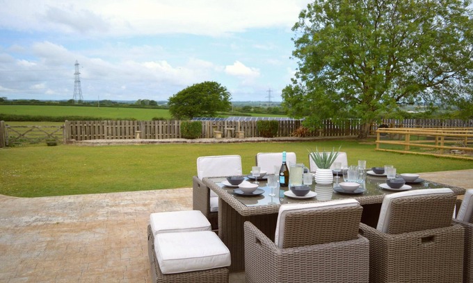 Holsworthy House | Spacious Countryside Escape in Devon with Hot Tub & Dog-friendly – Sleeps 10