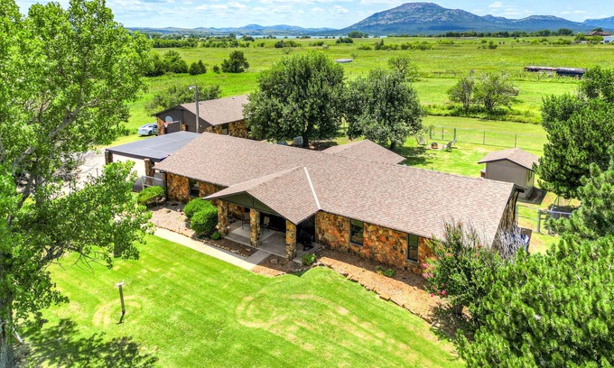 Lawton House | Spacious Country Home Near Ft Sill & Medicine Park