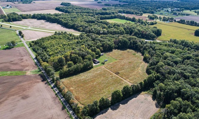 Flora House | Spacious Country Home on 25 acres