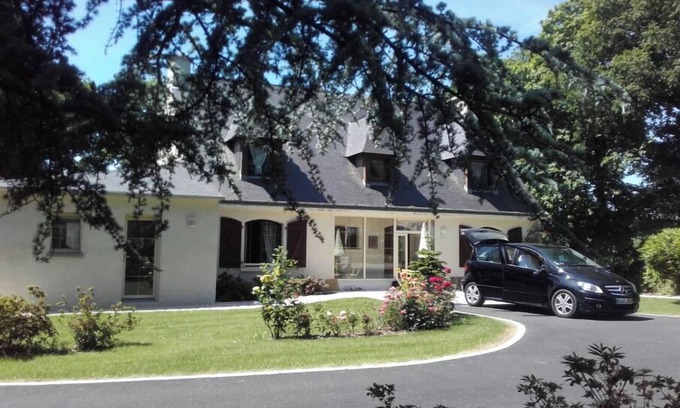 Sulniac House | Spacious country house in large, secure, enclosed garden.