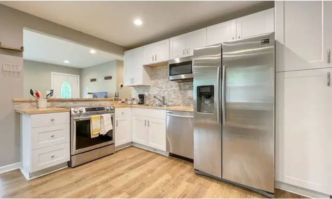 Latonia House | Spacious, cozy 3BR home 3.1 miles to Paul Brown