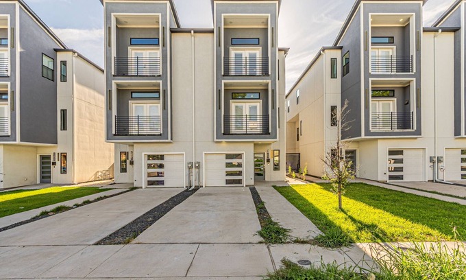 West Dallas House | Spacious Dallas 4 bedroom Game Room & Spa 3