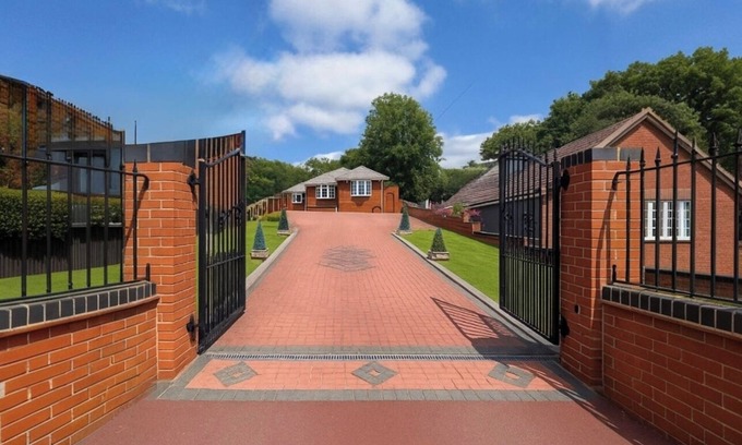 Cradley House | Spacious Detached Bungalow family friendly gated parking, 5 mins from Dudley Zoo