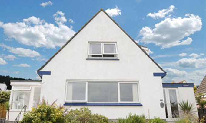 Fowey House | Spacious Detached House with Parking & Views