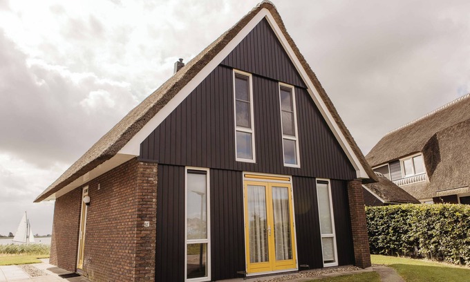 Heeg Villa | Spacious detached villa with panoramic views over the Heegermeer