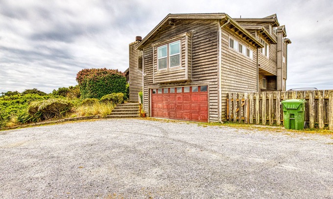 Bandon House | Spacious dog-friendly home w/deck - perfect for family reunions - walk to beach