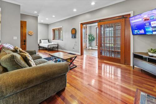 Holy Cross House | Spacious Downtown Apartment with Free Parking