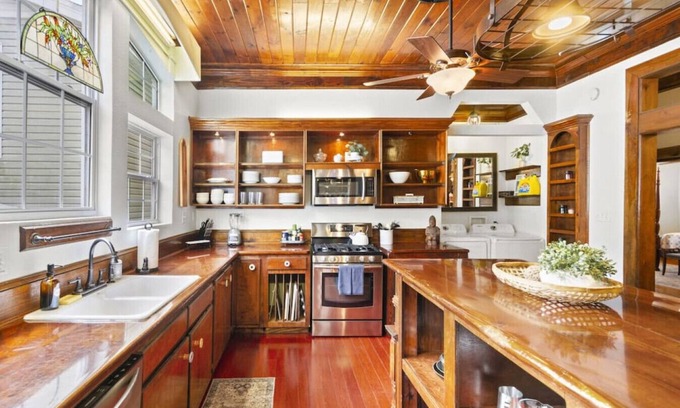 Downtown Apartment | Spacious Downtown Flat w/free parking
