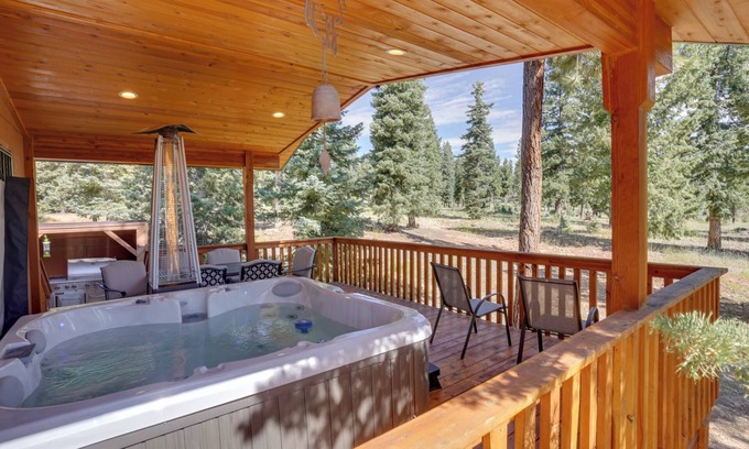 Duck Creek Village Cabin | Spacious Duck Creek Village Cabin w/Hot Tub!