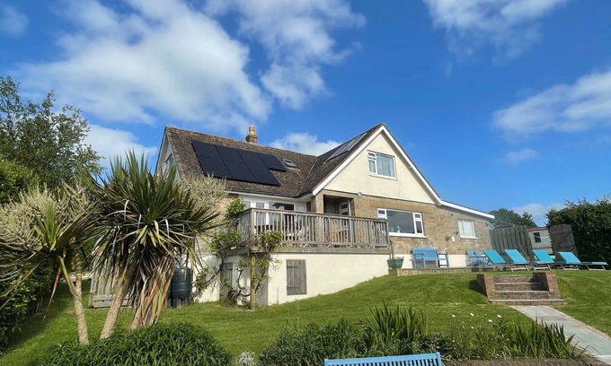 Ningwood House | Spacious Eco friendly house, 5 beds, 4 bath, Fabulous Views, EV Charger
