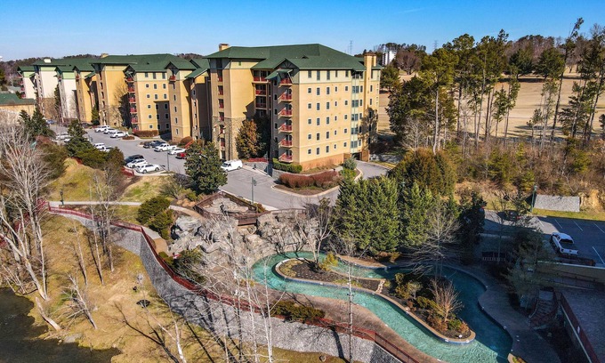 Pigeon Forge Condo | Spacious end unit Bldg #4 Riverstone Luxury Condo 7 NIGHT DISCOUNT OR MORE