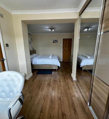 Heath House | Spacious Ensuite Room With Garden View