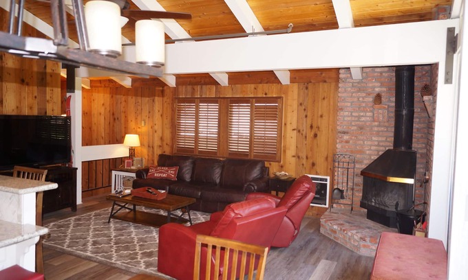 Mammoth Lakes Condo | Spacious Entertainers Paradise 4Bed, Hot Tub, Walkable to Town