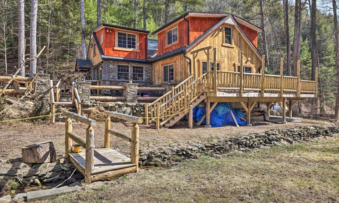 Aquashicola Cottage | Spacious Escape w/Deck & Ponds Near Skiing!