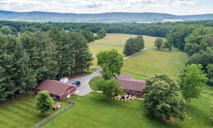 Millville House | Spacious estate in charming Purcellville with WiFi, fitness room, AC