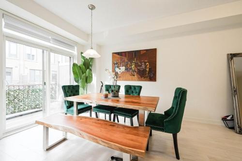 Oakville Apartment | Spacious Executive Townhome