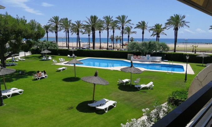 Vilanova I la Geltru Apartment | Spacious fully renovated apartment in luxury residence facing the beach