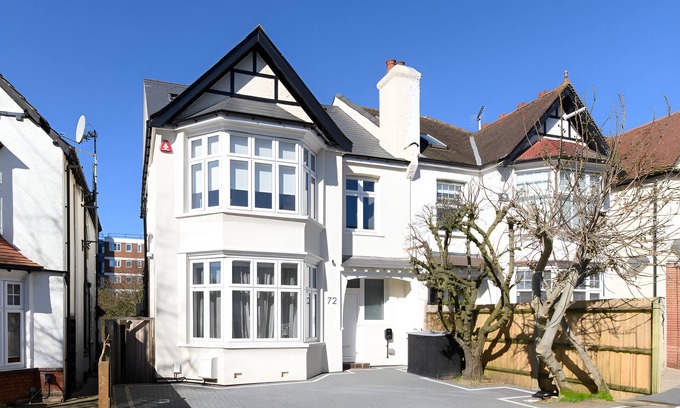 Finchley Church End House | Spacious Family 5-bedroom house with Home Cinema and A/C