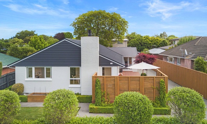 Christchurch House | Spacious, Family-Friendly, 4BR, Home & Garden near Airport