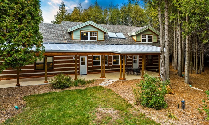 Rowleys Bay House | Spacious Family-Friendly Cottage on 7.5 acre peaceful wooded area