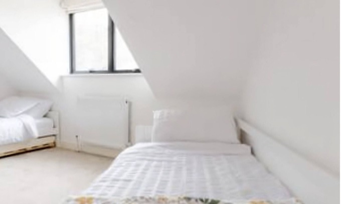 Crayford House | Spacious Family Friendly Home with secure parking and close to shops