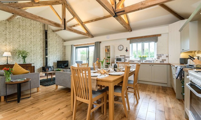 Sculthorpe Cottage | Spacious family friendly barn with luxury indoor pool & tennis courts close to the north Norfolk coa