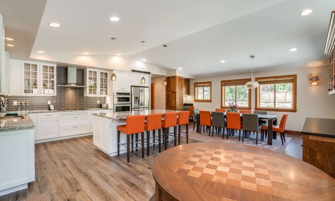 Leavenworth House | Spacious Family Getaway with Hot Tub, Pickleball & BBQ Deck
