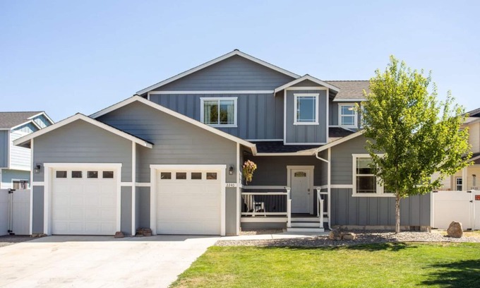 Redmond House | Spacious, family getaway full of entertainment!