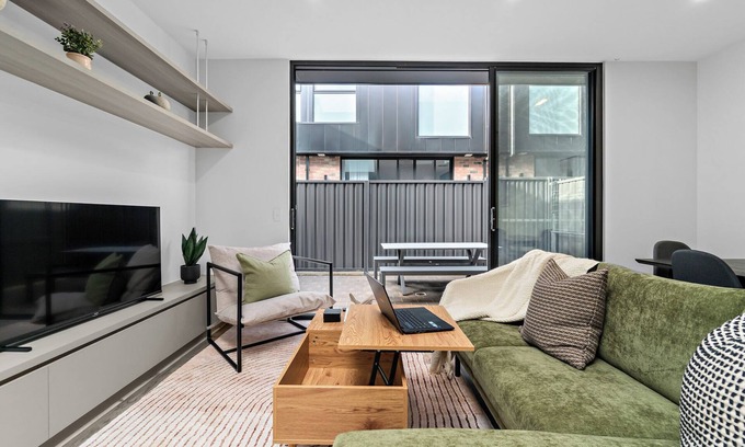 Bowden House | Spacious Family & Group-Friendly 3BR Townhouse with Parking Near Adelaide CBD