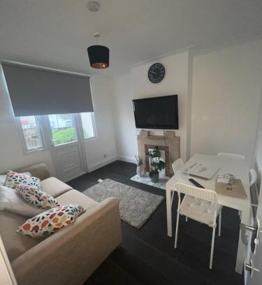 Selhurst Apartment | Spacious Family Home