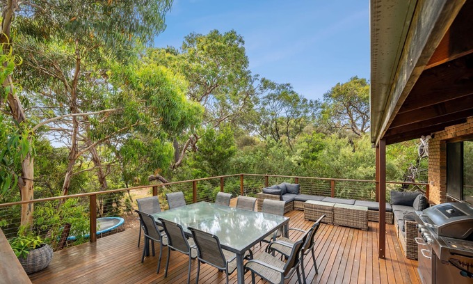 Anglesea House | Spacious family house - pool table and more!Close to the beach and shops.