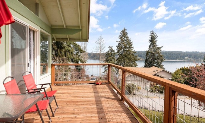 Freeland House | Spacious Family Retreat with Ocean View, Pet friendly