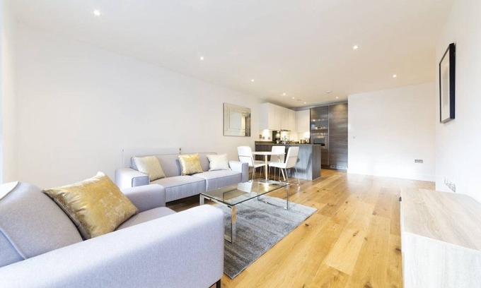 Island Gardens Apartment | Spacious family sized stylish apartment- with large balcony