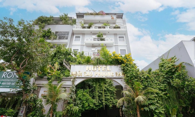 District 12 House | Spacious Family Stay with Free Parking and Wifi
