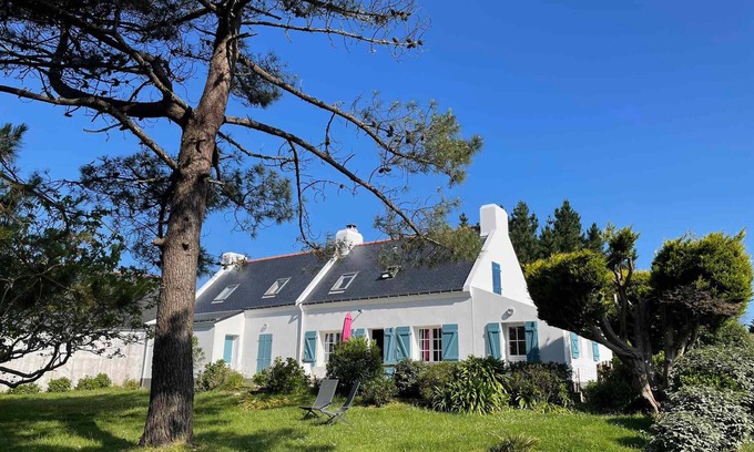 Sauzon House | Spacious Family Villa with Seafront Path, 400m from Sauzon Port, Large Garden, WiFi