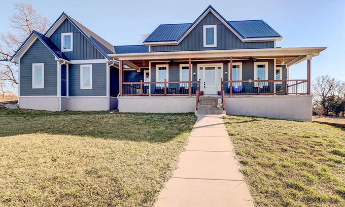 Harrison House | Spacious Farmhouse Near Hikes & Waterfalls