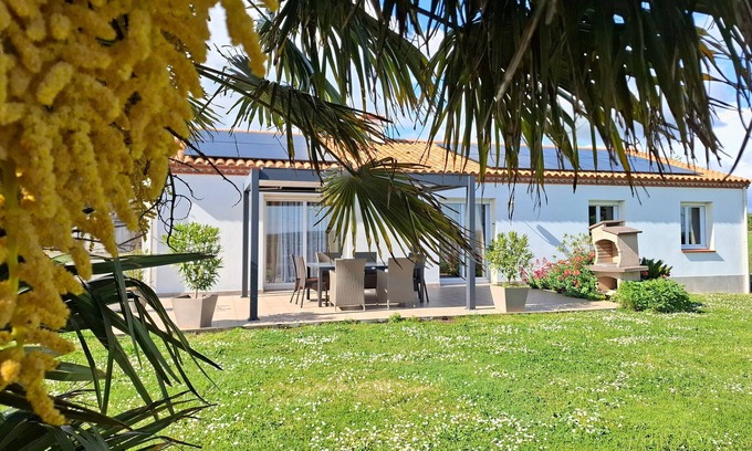 Brem Sur Mer Cottage | Spacious Farmhouse with Wi-Fi, Terraces, and Lake Access