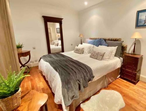 Queen's Gate Apartment | Spacious flat in the most desirable area of London