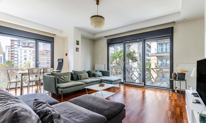 Suadiye Apartment | Spacious Flat Near Bagdat Avenue in Suadiye