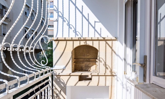 Goztepe Apartment | Spacious Flat with Balcony on Bagdat Street