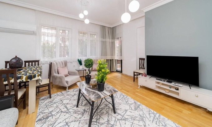 Muratpasa Apartment | Spacious Flat with Backyard in Muratpasa