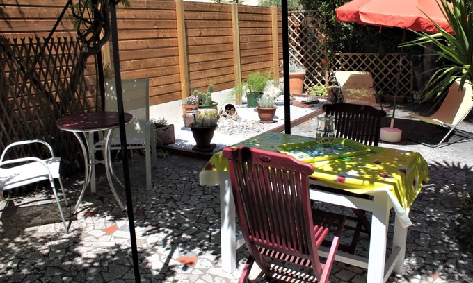Ceret Apartment | Spacious flat with secluded garden in historic town between sea and mountains